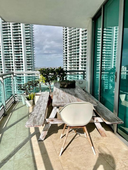 Недавно продано: $697,000 (2 спален, 2 ванн, 1385 Квадратных фут)