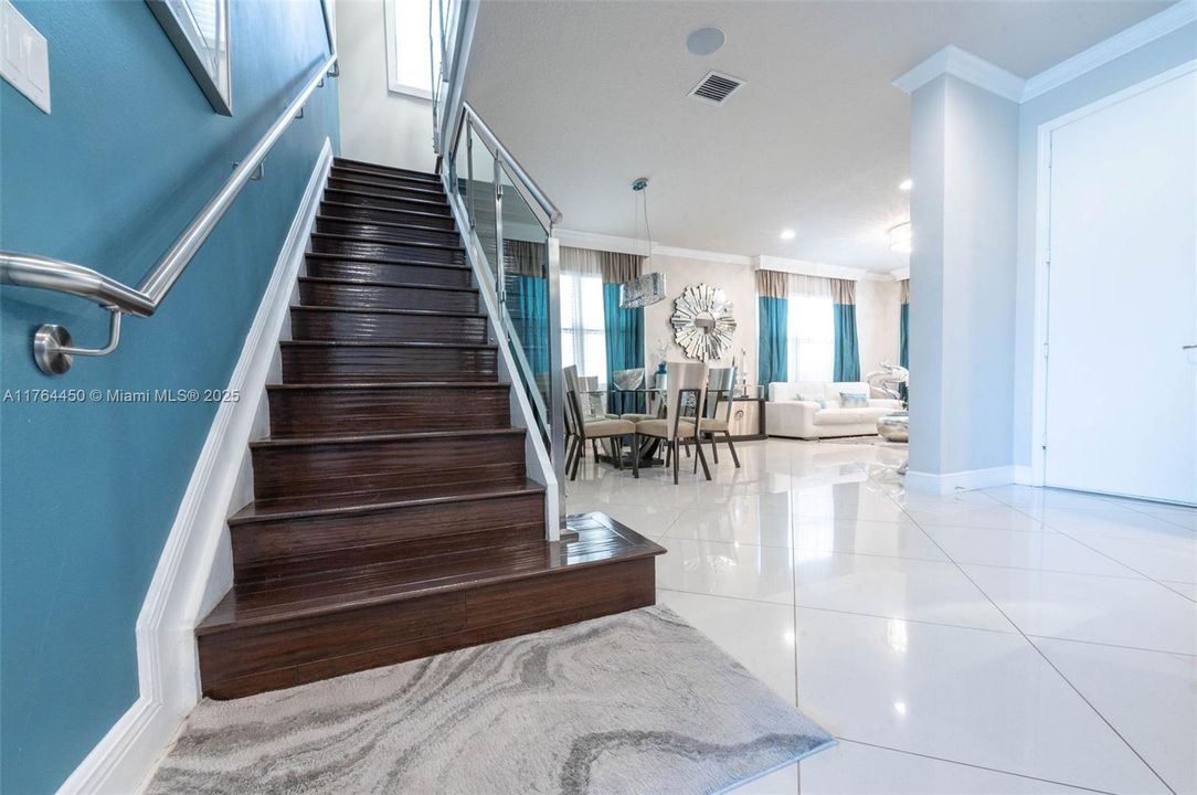 Recently Sold: $1,199,000 (5 beds, 3 baths, 2702 Square Feet)