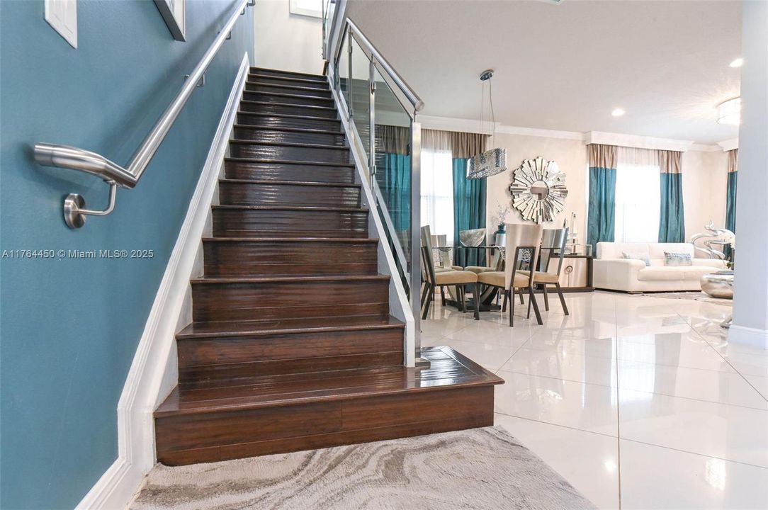 Recently Sold: $1,199,000 (5 beds, 3 baths, 2702 Square Feet)