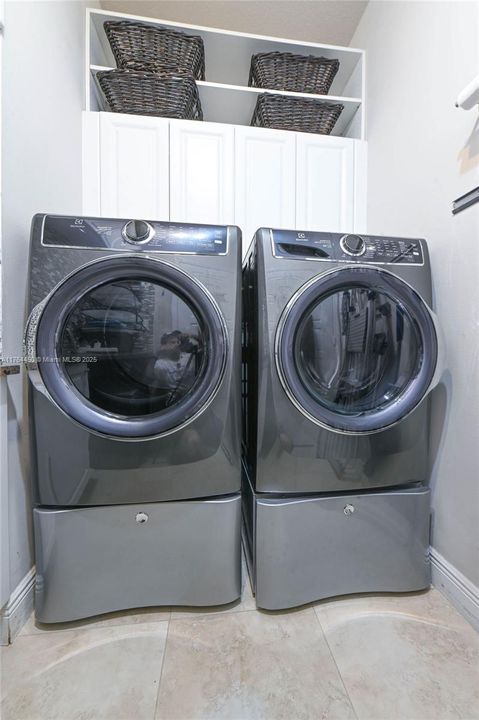 Recently Sold: $1,199,000 (5 beds, 3 baths, 2702 Square Feet)