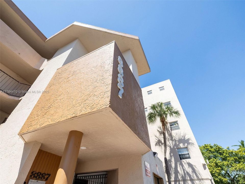 Vendido Recientemente: $289,900 (2 camas, 2 baños, 1160 Pies cuadrados)