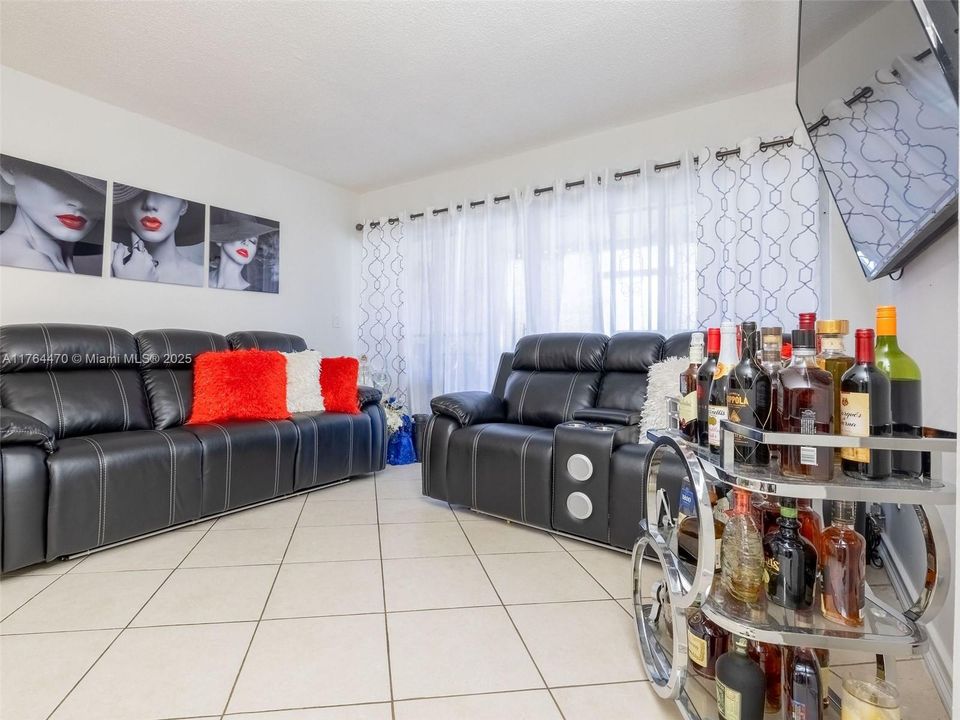 Vendido Recientemente: $289,900 (2 camas, 2 baños, 1160 Pies cuadrados)