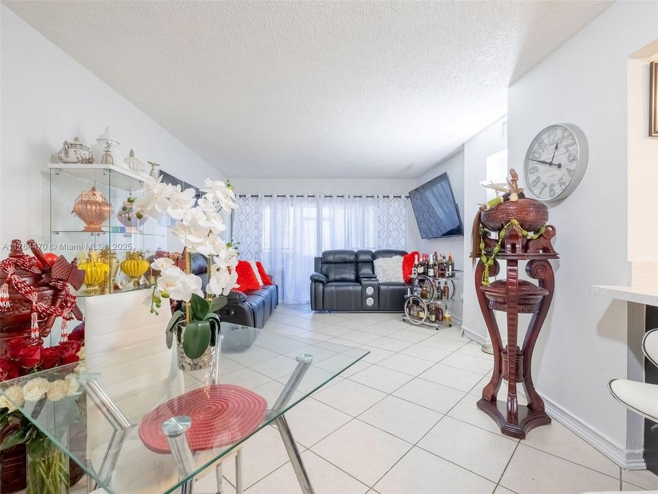 Vendido Recientemente: $289,900 (2 camas, 2 baños, 1160 Pies cuadrados)