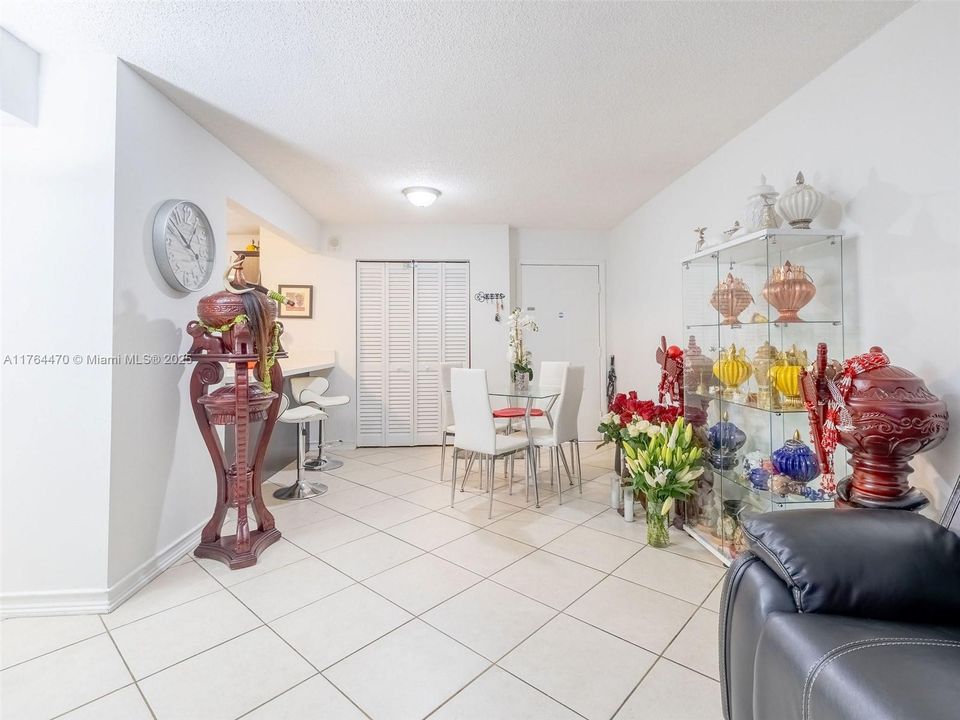 Vendido Recientemente: $289,900 (2 camas, 2 baños, 1160 Pies cuadrados)