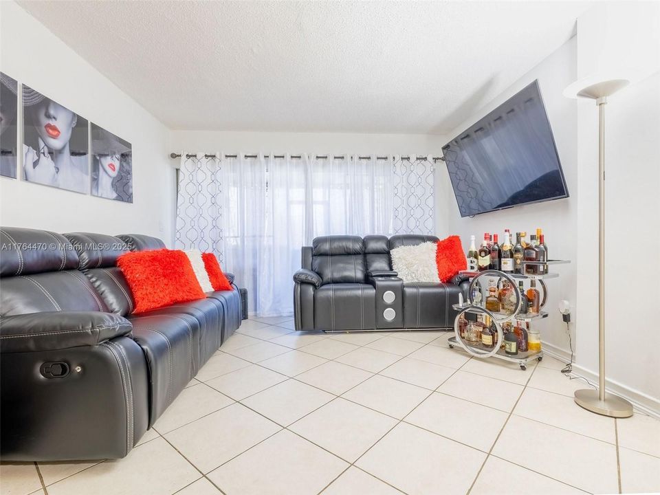 Vendido Recientemente: $289,900 (2 camas, 2 baños, 1160 Pies cuadrados)