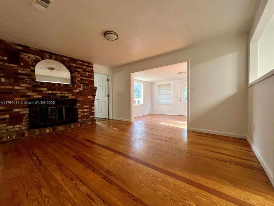 最近售出: $440,000 (3 贝兹, 2 浴室, 1540 平方英尺)