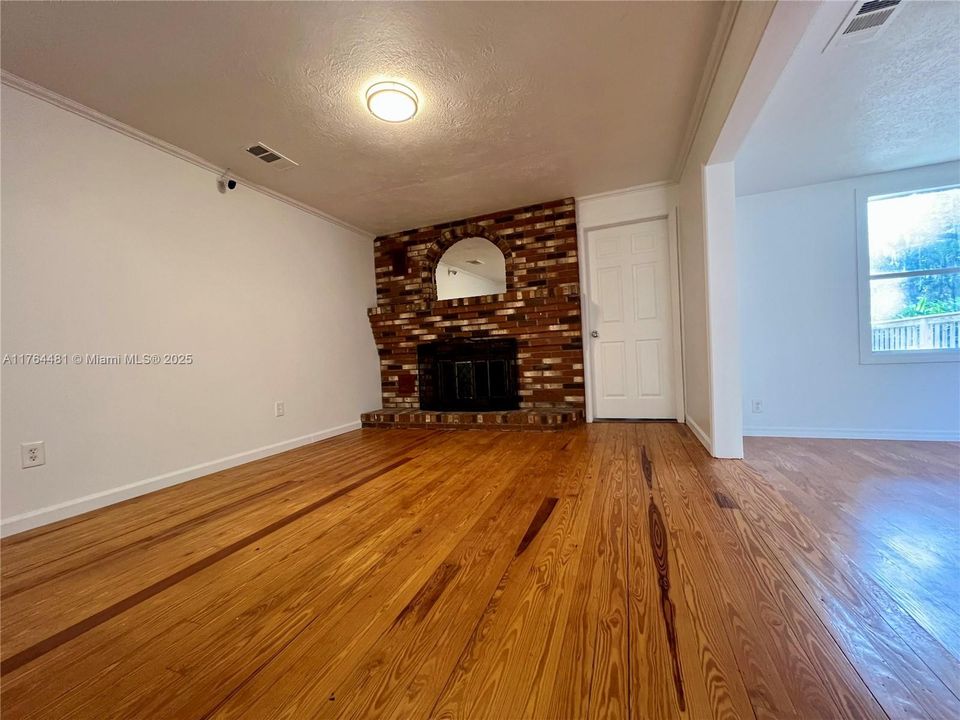 最近售出: $440,000 (3 贝兹, 2 浴室, 1540 平方英尺)