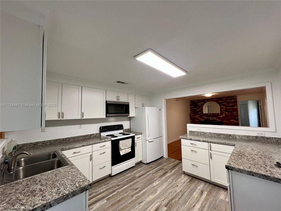 最近售出: $440,000 (3 贝兹, 2 浴室, 1540 平方英尺)