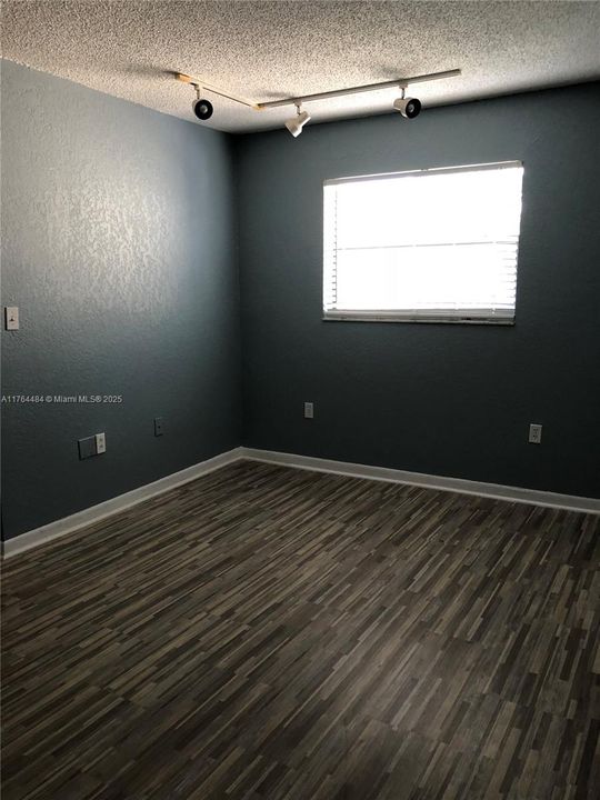 Recently Sold: $184,999 (1 beds, 1 baths, 577 Square Feet)