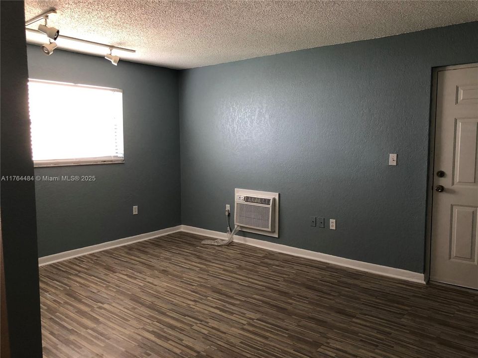 Recently Sold: $184,999 (1 beds, 1 baths, 577 Square Feet)