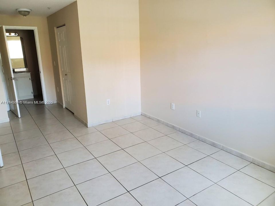 Недавно продано: $370,000 (2 спален, 2 ванн, 910 Квадратных фут)