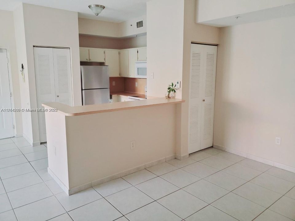 Недавно продано: $370,000 (2 спален, 2 ванн, 910 Квадратных фут)