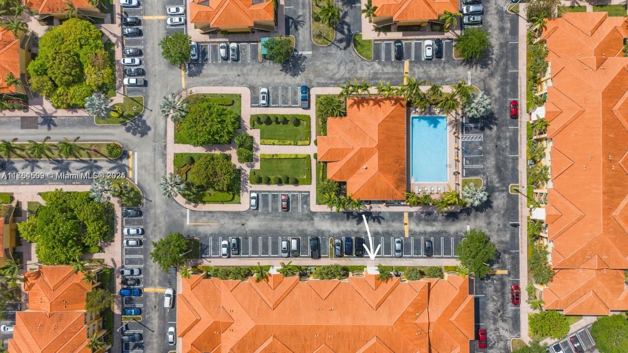 Недавно продано: $370,000 (2 спален, 2 ванн, 910 Квадратных фут)