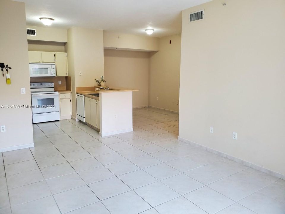 Недавно продано: $370,000 (2 спален, 2 ванн, 910 Квадратных фут)