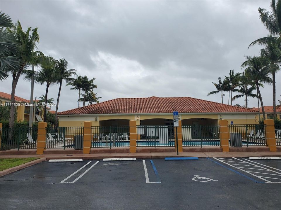 Недавно продано: $370,000 (2 спален, 2 ванн, 910 Квадратных фут)