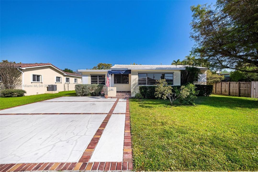 Recently Sold: $779,000 (4 beds, 3 baths, 1888 Square Feet)