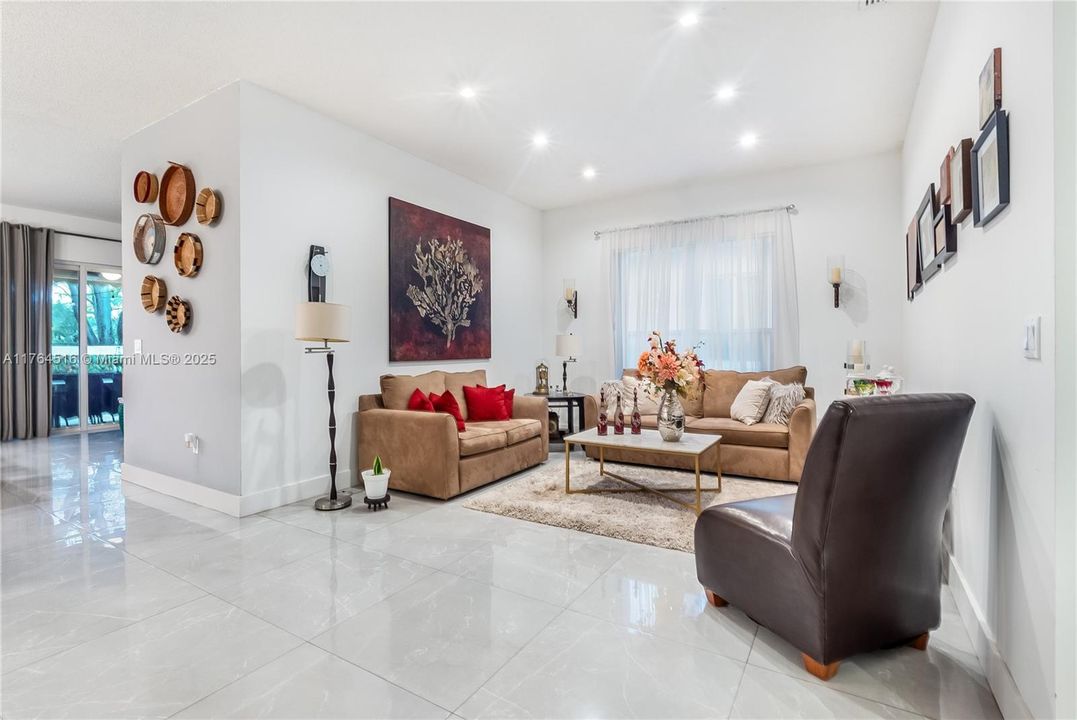 En Venta: $715,000 (4 camas, 2 baños, 1950 Pies cuadrados)