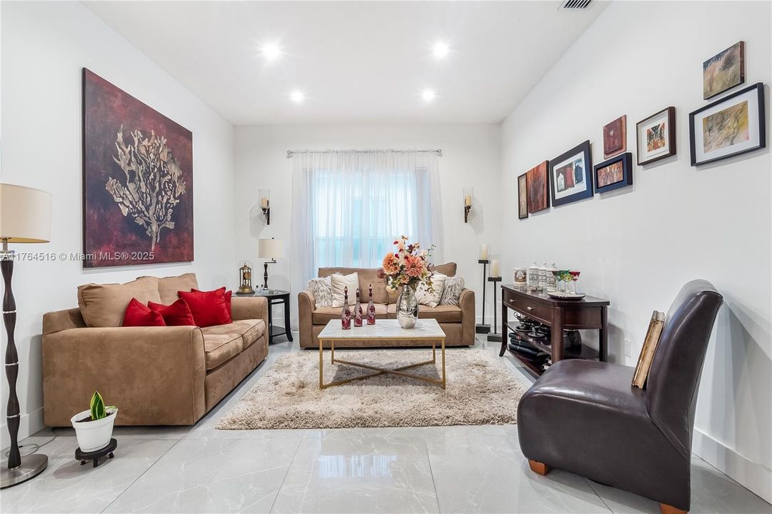 En Venta: $715,000 (4 camas, 2 baños, 1950 Pies cuadrados)