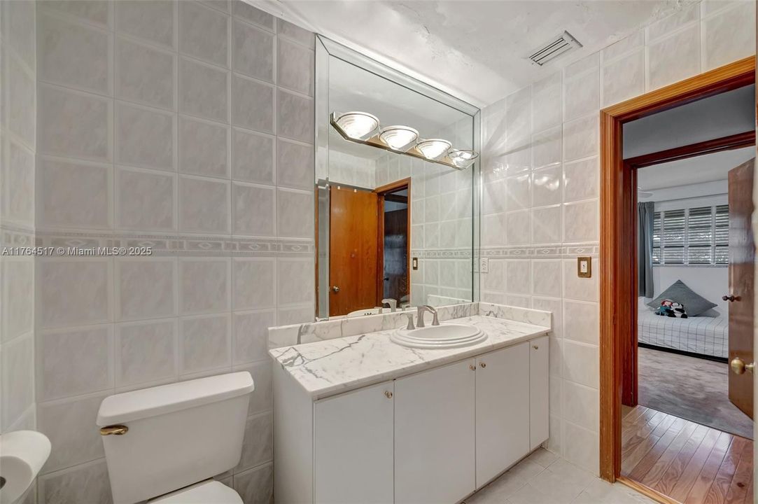 2nd Bathroom in Hallway for bedrooms 2,3