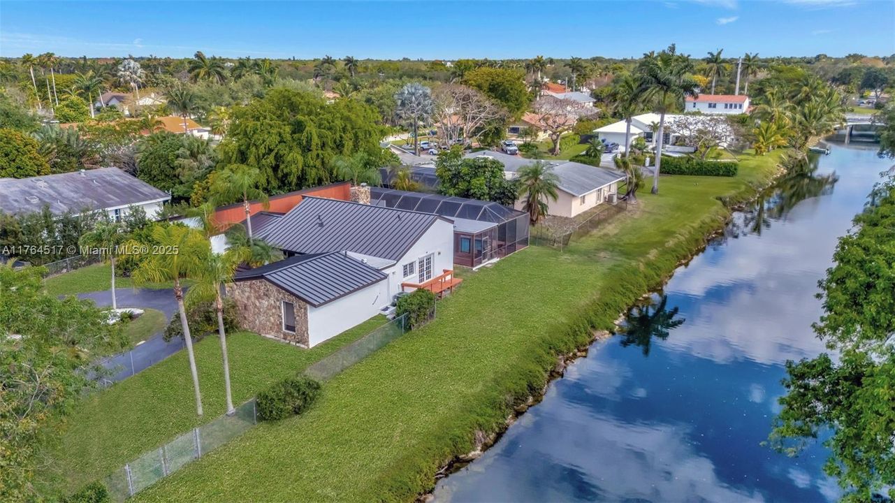 合同活跃: $1,195,000 (4 贝兹, 3 浴室, 2700 平方英尺)