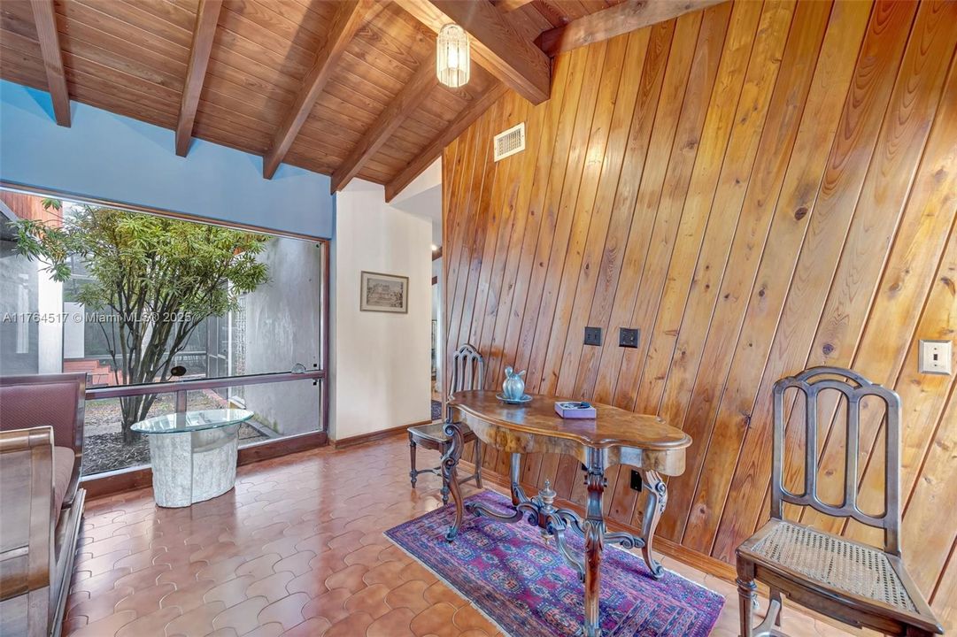 合同活跃: $1,195,000 (4 贝兹, 3 浴室, 2700 平方英尺)