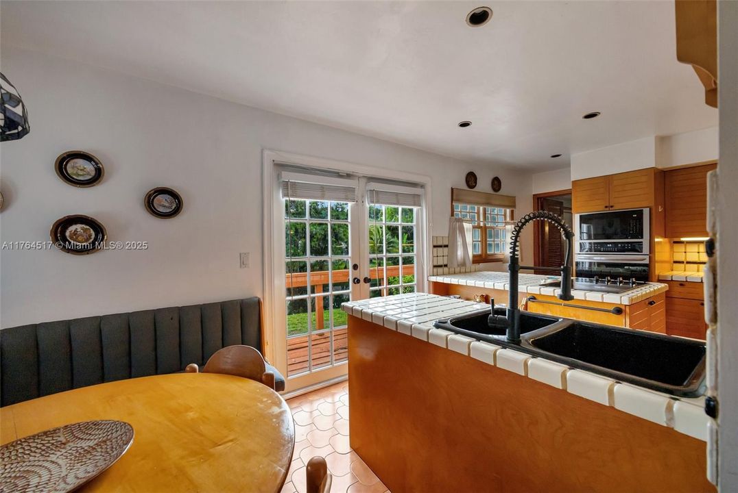 合同活跃: $1,195,000 (4 贝兹, 3 浴室, 2700 平方英尺)