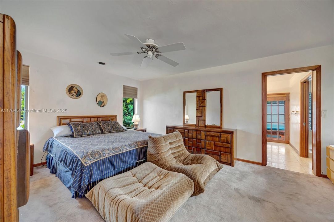 合同活跃: $1,195,000 (4 贝兹, 3 浴室, 2700 平方英尺)