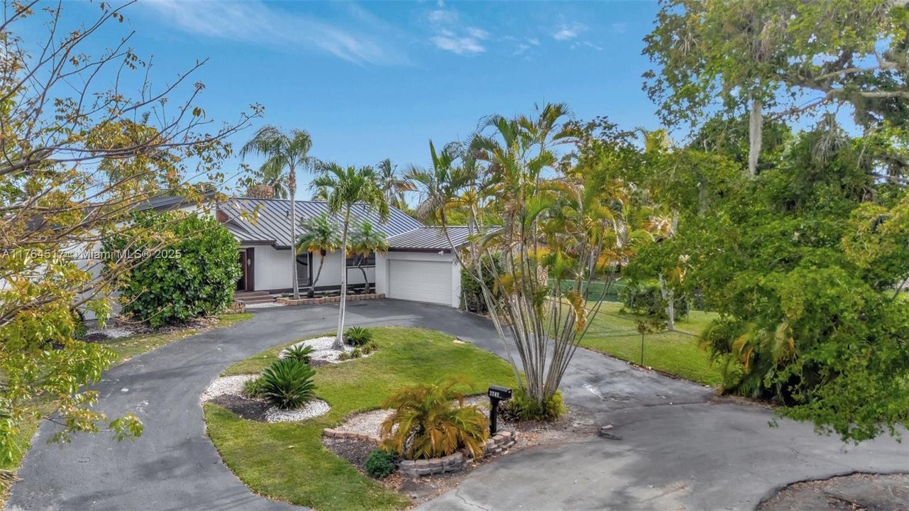 合同活跃: $1,195,000 (4 贝兹, 3 浴室, 2700 平方英尺)