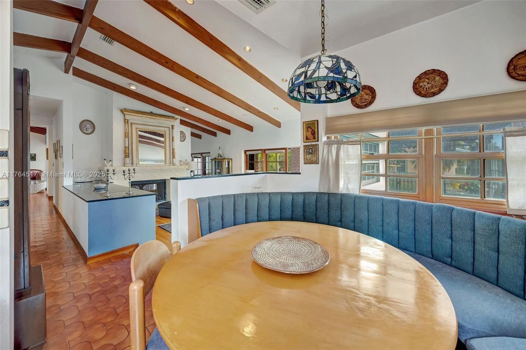 合同活跃: $1,195,000 (4 贝兹, 3 浴室, 2700 平方英尺)