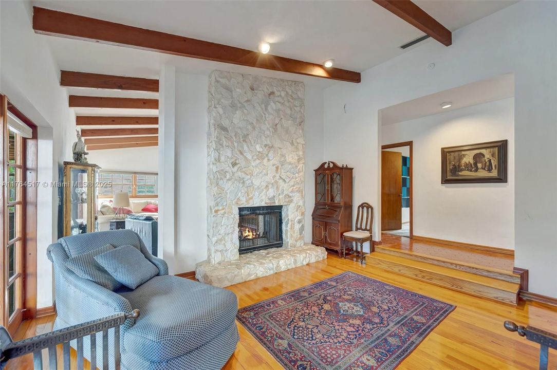 合同活跃: $1,195,000 (4 贝兹, 3 浴室, 2700 平方英尺)