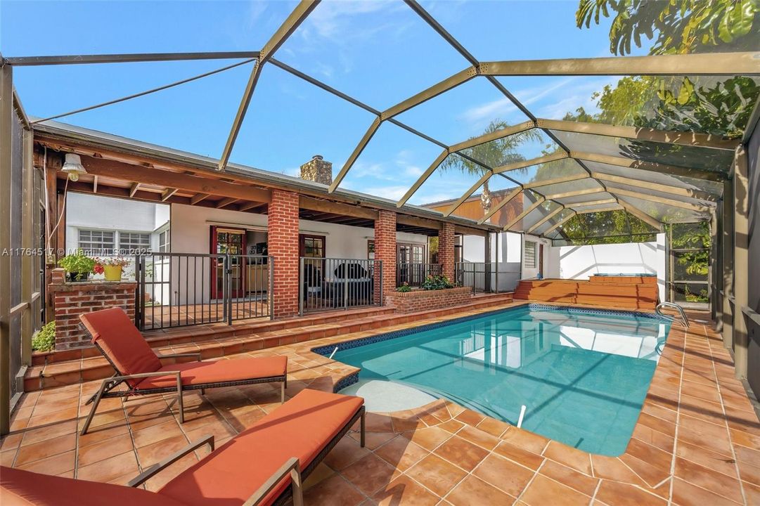 合同活跃: $1,195,000 (4 贝兹, 3 浴室, 2700 平方英尺)