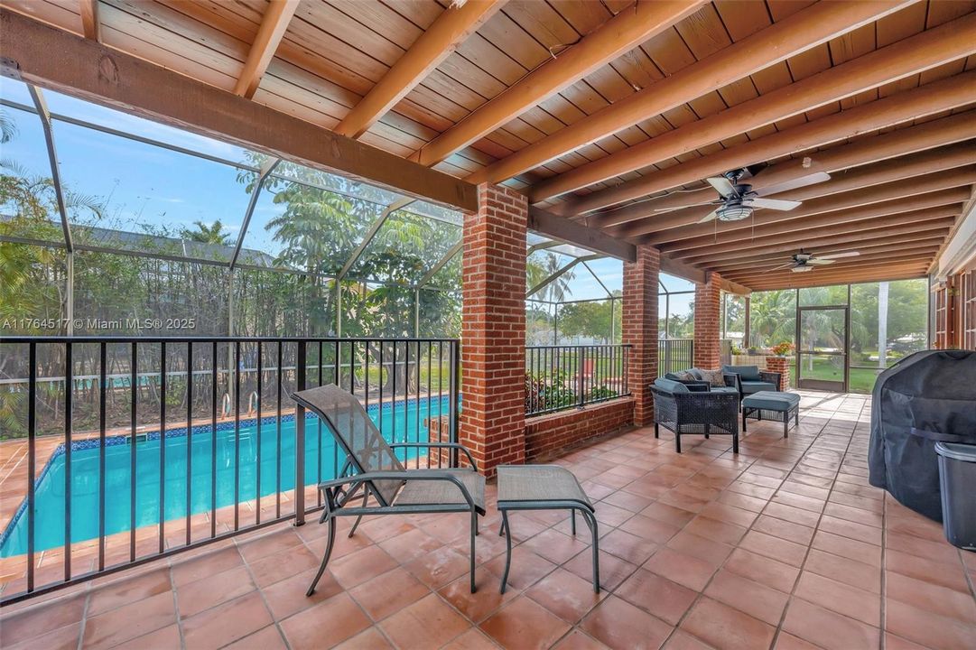 合同活跃: $1,195,000 (4 贝兹, 3 浴室, 2700 平方英尺)