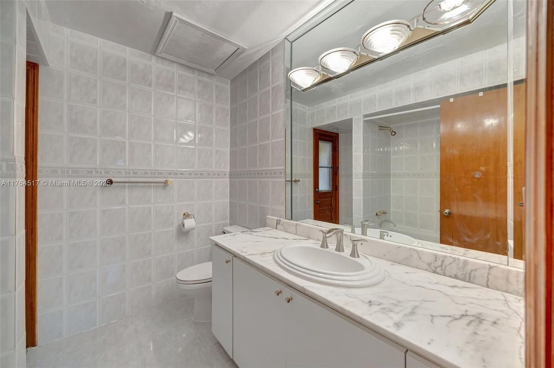 2nd Bathroom in Hallway for bedrooms 2,3