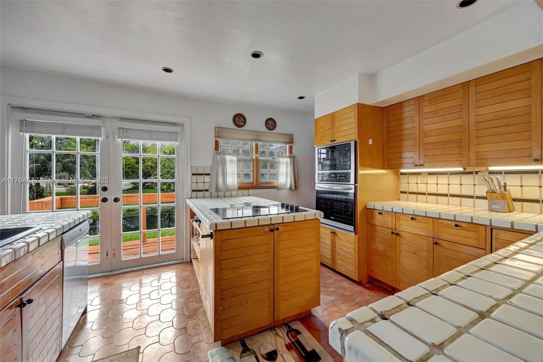 合同活跃: $1,195,000 (4 贝兹, 3 浴室, 2700 平方英尺)