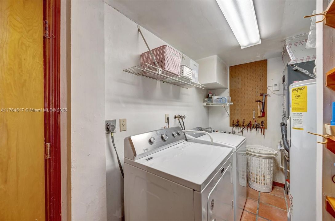 合同活跃: $1,195,000 (4 贝兹, 3 浴室, 2700 平方英尺)