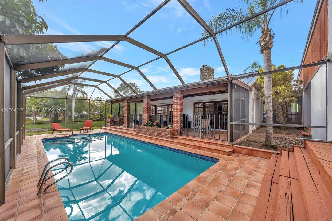 合同活跃: $1,195,000 (4 贝兹, 3 浴室, 2700 平方英尺)