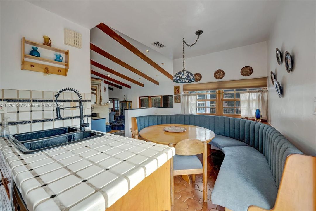 合同活跃: $1,195,000 (4 贝兹, 3 浴室, 2700 平方英尺)