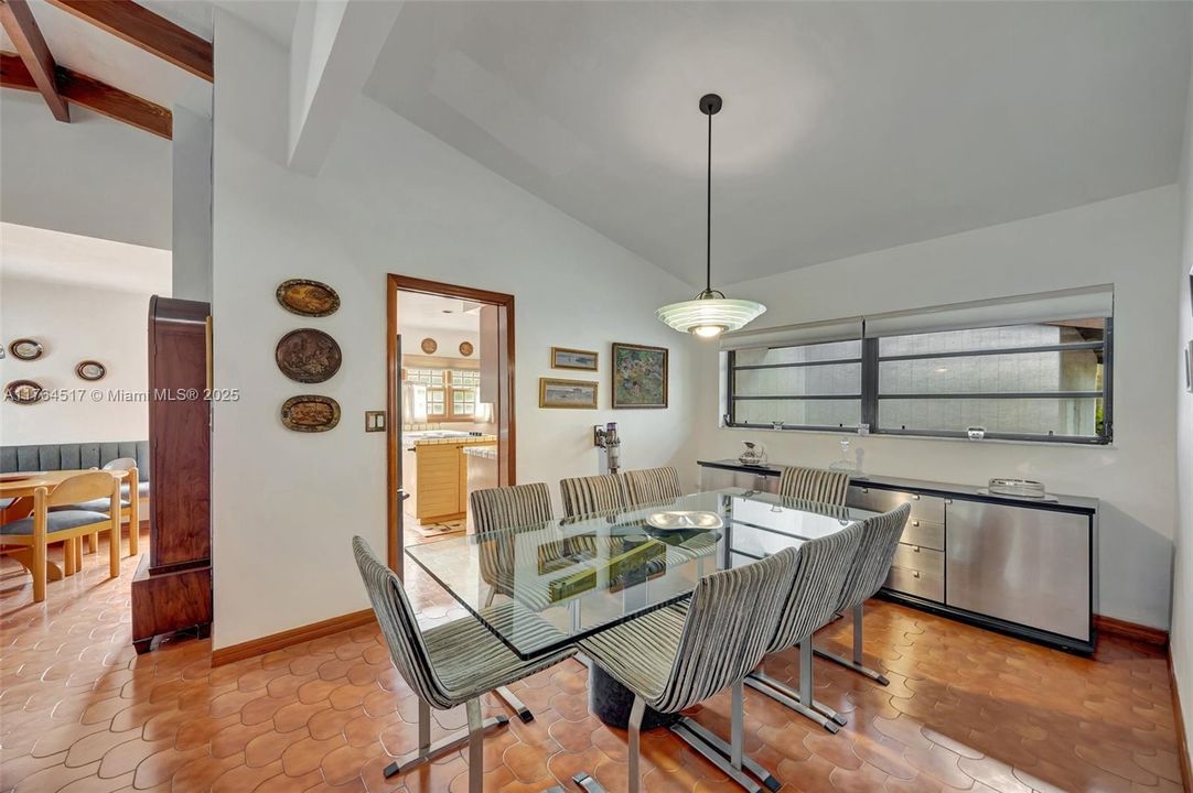 合同活跃: $1,195,000 (4 贝兹, 3 浴室, 2700 平方英尺)