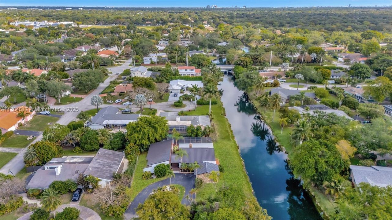 合同活跃: $1,195,000 (4 贝兹, 3 浴室, 2700 平方英尺)