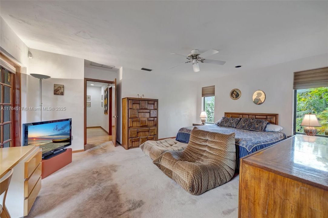 合同活跃: $1,195,000 (4 贝兹, 3 浴室, 2700 平方英尺)