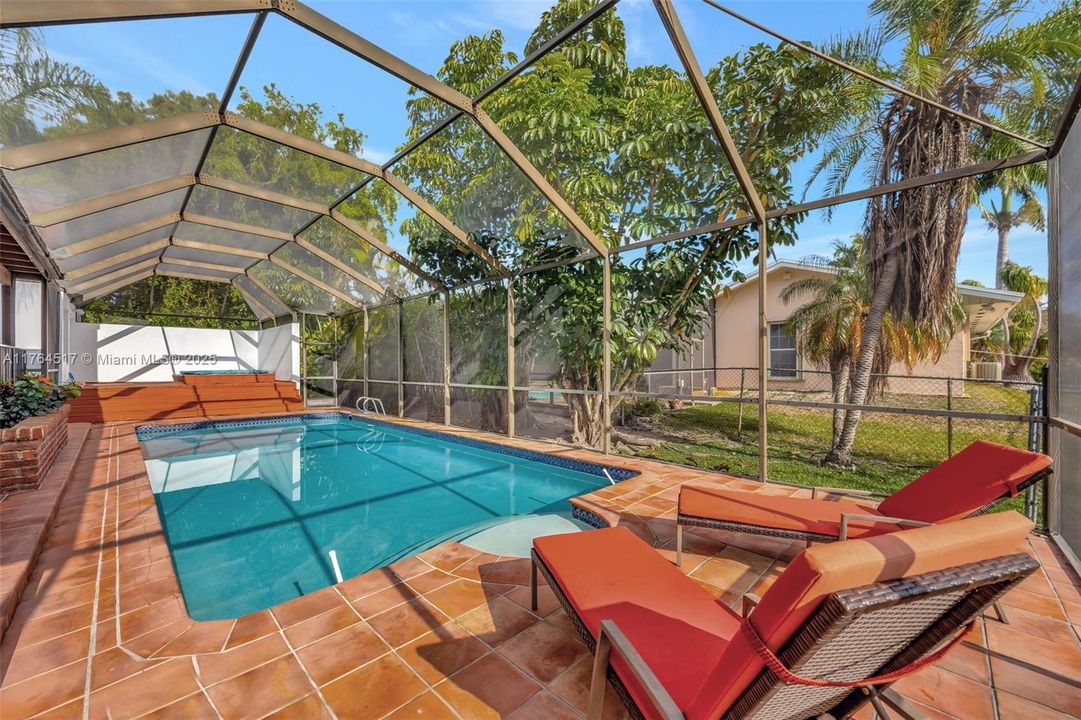 合同活跃: $1,195,000 (4 贝兹, 3 浴室, 2700 平方英尺)