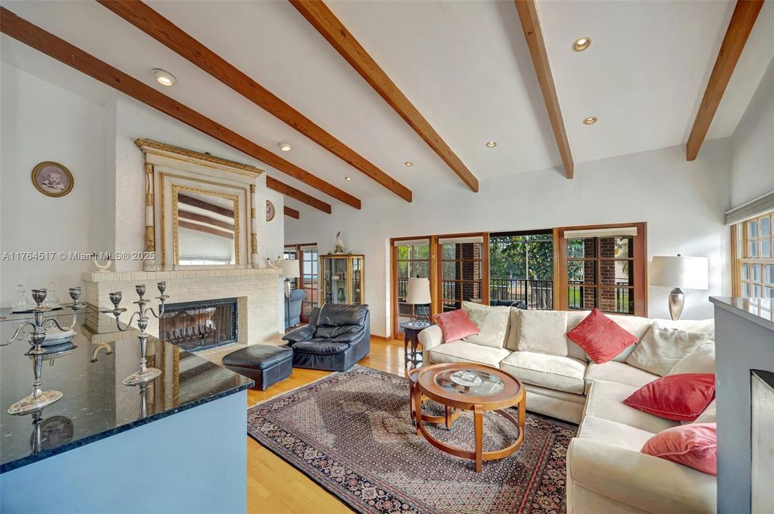 合同活跃: $1,195,000 (4 贝兹, 3 浴室, 2700 平方英尺)