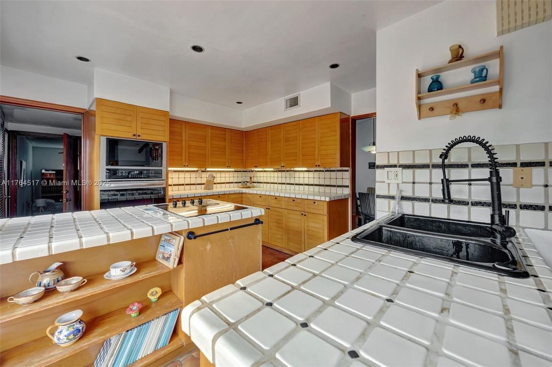 合同活跃: $1,195,000 (4 贝兹, 3 浴室, 2700 平方英尺)