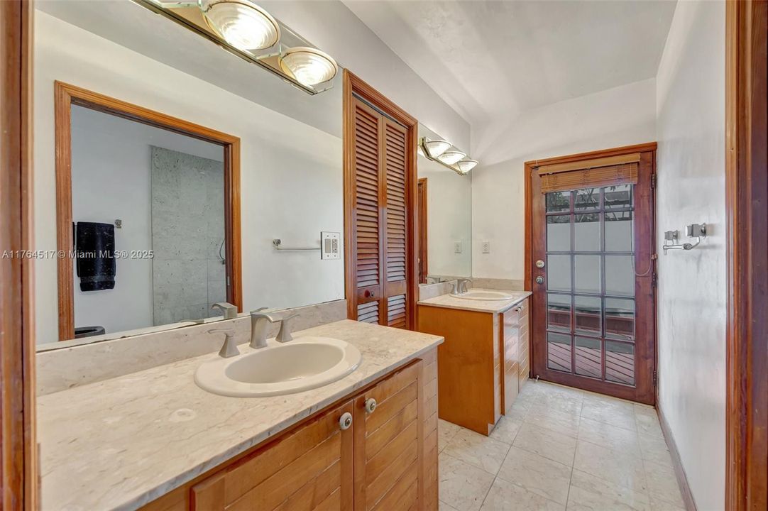 合同活跃: $1,195,000 (4 贝兹, 3 浴室, 2700 平方英尺)