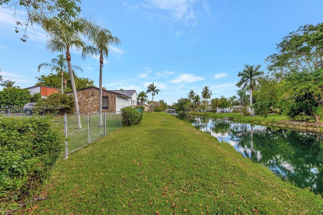 合同活跃: $1,195,000 (4 贝兹, 3 浴室, 2700 平方英尺)