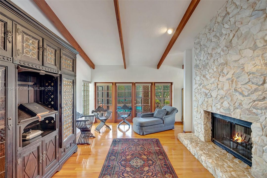 合同活跃: $1,195,000 (4 贝兹, 3 浴室, 2700 平方英尺)