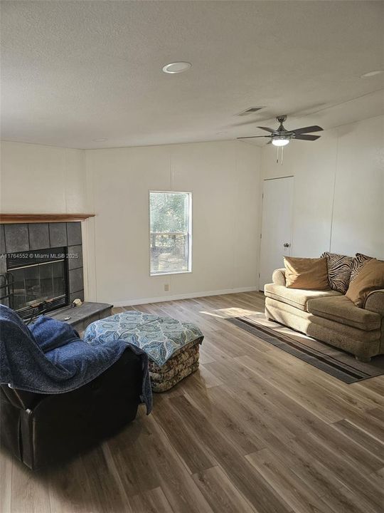 For Rent: $1,800 (3 beds, 2 baths, 1566 Square Feet)