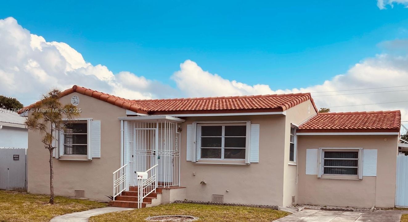 Recently Sold: $695,000 (3 beds, 2 baths, 1219 Square Feet)