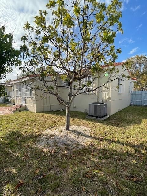 Recently Sold: $695,000 (3 beds, 2 baths, 1219 Square Feet)