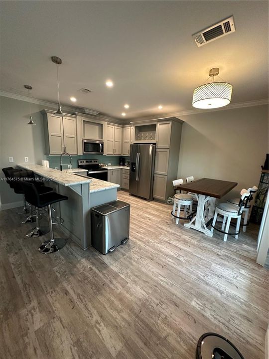 最近售出: $855,000 (3 贝兹, 2 浴室, 1242 平方英尺)